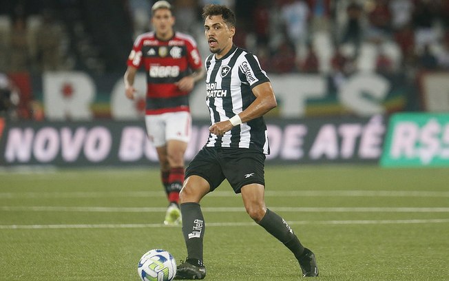 Pedro, ao fundo, foi titular no lugar de Gabigol no clássico disputado no Nilton Santos Pedro, ao fundo, foi titular no lugar de Gabigol no clássico disputado no Nilton Santos