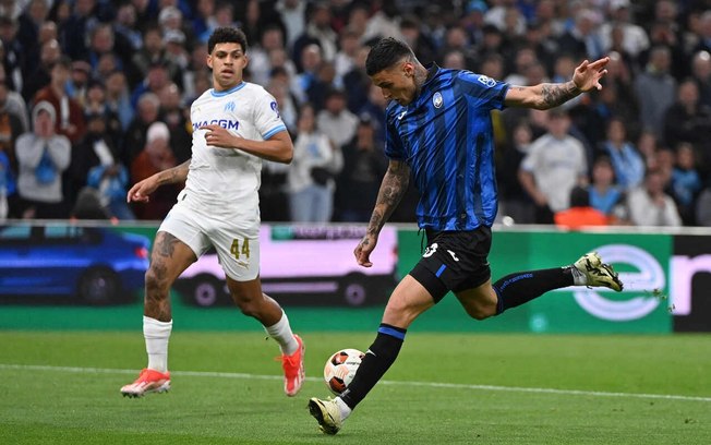 Scamacca chuta para fazer o gol da Atalanta no 1 a 1 com o Olympique, pela semifinal da Liga Europa