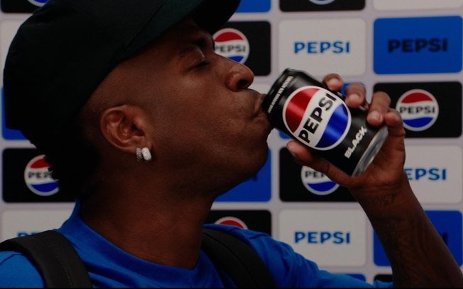 Pepsi Black revive momento icônico de Vini Jr. em campanha para UEFA Champions League