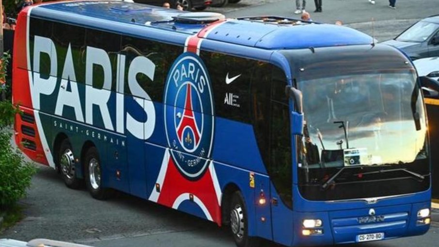 Ônibus do PSG é apedrejado após jogo da Champions League Ônibus do PSG é apedrejado após jogo da Champions League