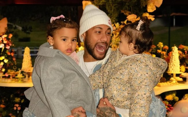 Princesinhas do papai: Neymar posta foto com Mavie e Helena em aniversário