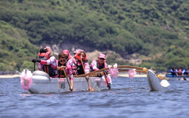 Grupo de mulheres com câncer usam a Canoa Havaiana como tratamento e disputam o Estadual em Niterói (RJ)