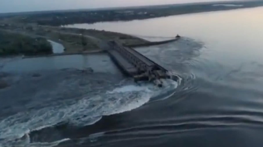 Vídeo publicado pelo presidente da Ucrânia, Zolodymye Zelensky mostra partes da barragem da usina hidrelétrica de Nova Kakhovka foram destruídas.
