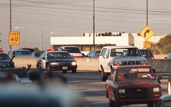 (Arquivo) O Ford Bronco branco em que estava o fugitivo O.J. Simpson por uma estrada ao sul da Califórnia
