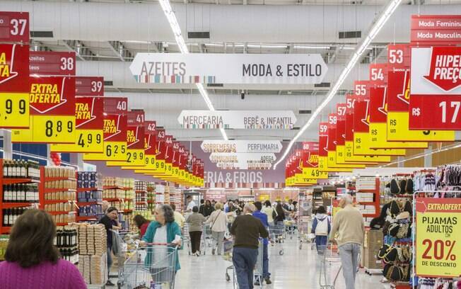 Supermercados, bares, restaurantes e padarias comemoram alta nas vendas em dia de jogo do Brasil enquanto lojas de vestuário, móveis e eletrodomésticos lamentam quedas de mais de 30%