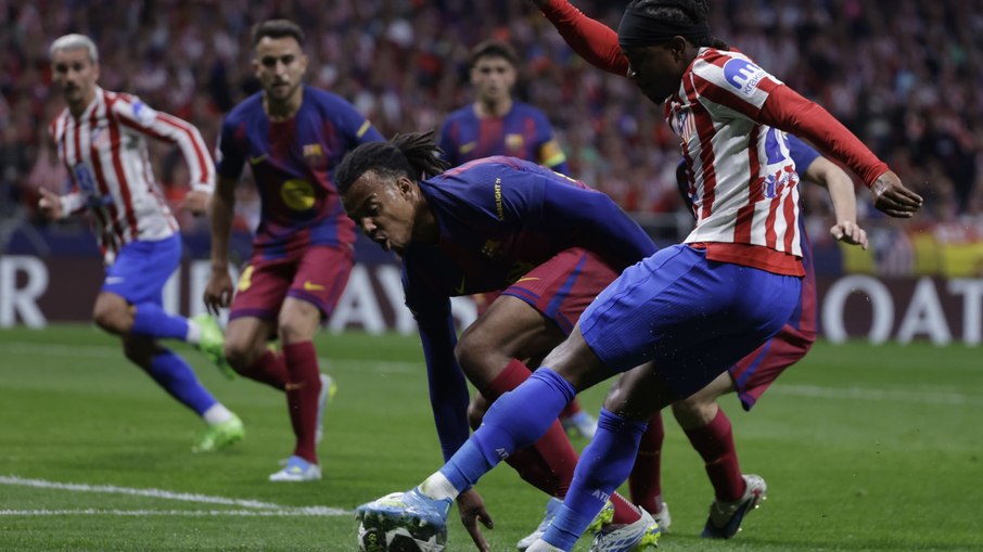 Atlético de Madrid resiste ao Barça e se classifica às semifinais