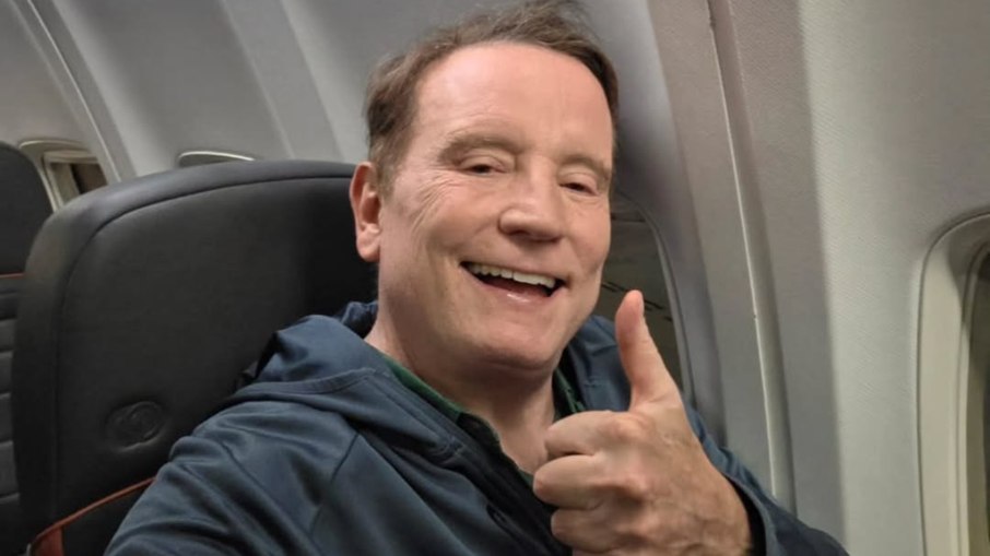 Roberto Cabrini registra partida de aeroporto após mais de dez horas de espera