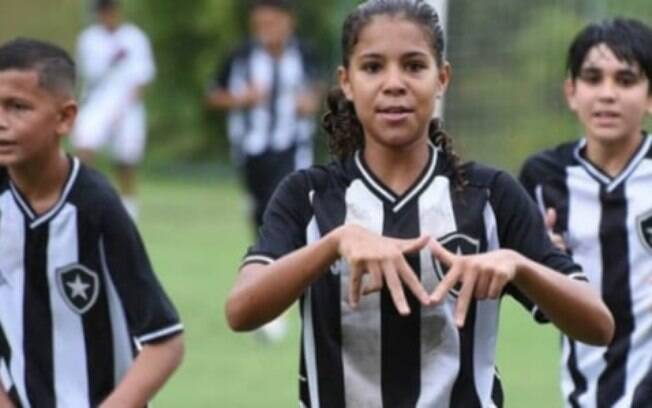 VÍDEO: Giovanna Waksmann marca em empate do Botafogo e comemora estilo Erison 'El Toro'