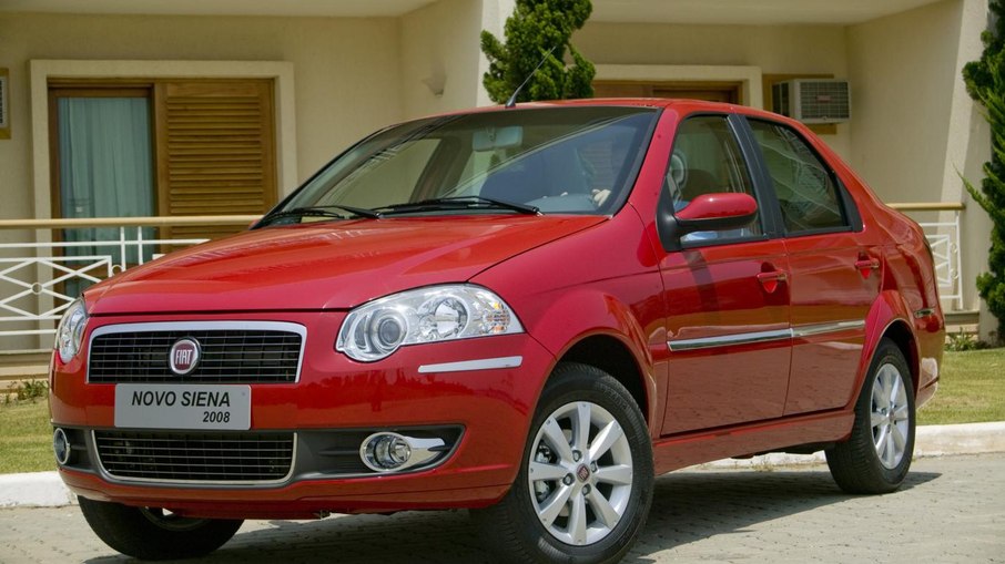 A linha 2008 do Fiat Siena teve, pela primeira vez, os faróis diferentes em relação aos do Palio 