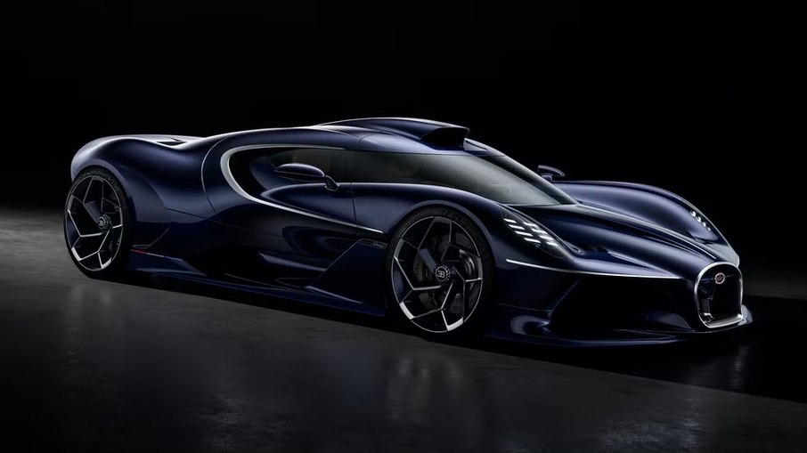 Novo Bugatti Destrier combina a base técnica do Bolide com desenho exclusivo criado para um único cliente. Novo Bugatti Destrier combina a base técnica do Bolide com desenho exclusivo criado para um único cliente.