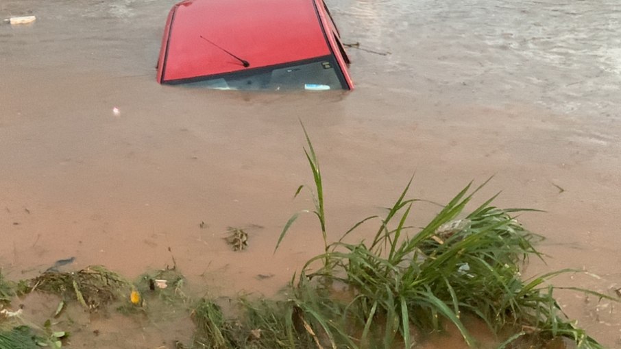Carro fica submerso, após forte chuvas em Campinas