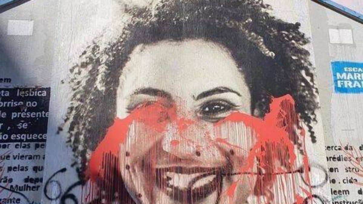 Escadão Marielle Franco amanhece pichado com frase 'Viva Borba Gato'