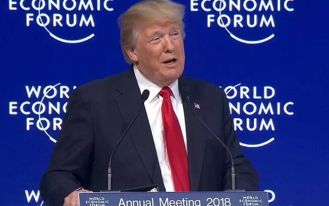 Donald Trump discursa em Davos; um presidente norte-americano não participa do evento desde Bill Clinton, em 2000