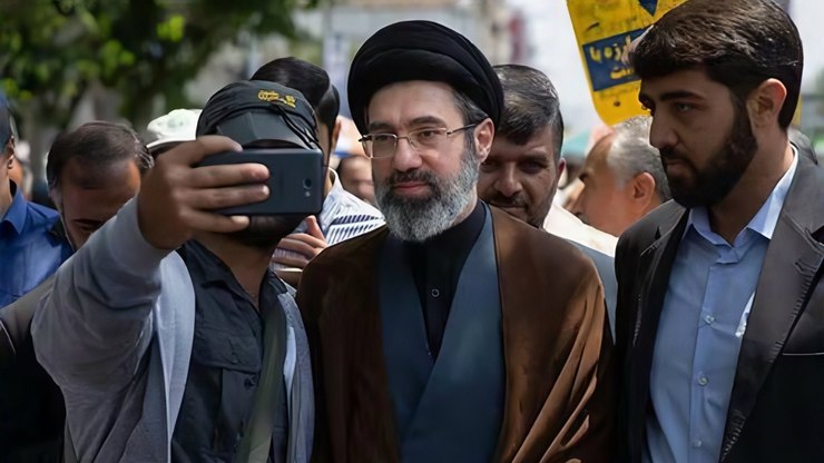Filho de Ali Khamenei é cotado para ser o novo líder do Irã
