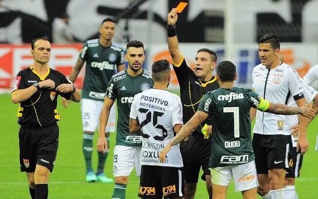 Felipe Melo e Clayson foram expulsos no primeiro jogo da final do Paulistão Felipe Melo e Clayson foram expulsos no primeiro jogo da final do Paulistão