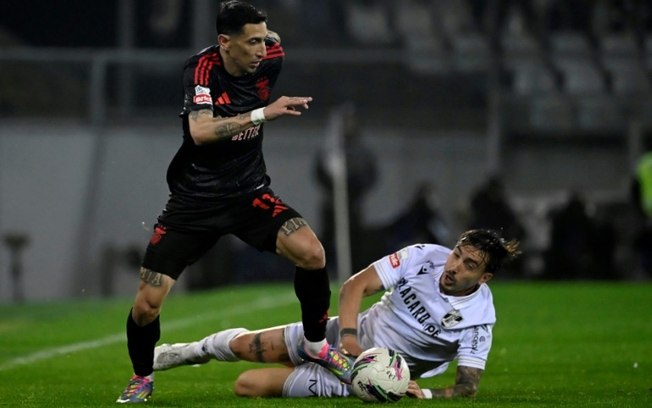 O meia argentino do Benfica, Angel Di Maria, luta pela bola com o português do Vitória Guimarães, João Mendes, durante o jogo do campeonato português disputado no Estádio Afonso Henriques, em Guimarães, no dia 19 de abril de 2025. O meia argentino do Benfica, Angel Di Maria, luta pela bola com o português do Vitória Guimarães, João Mendes, durante o jogo do campeonato português disputado no Estádio Afonso Henriques, em Guimarães, no dia 19 de abril de 2025.
