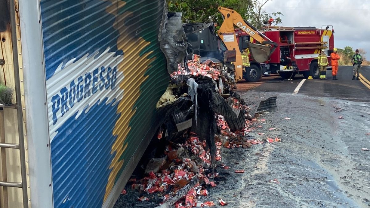 Carreta com leite condensado pega fogo na GO-210