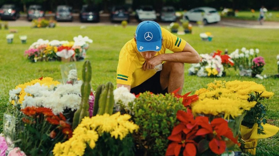 Antonelli homenageia Ayrton Senna e visita túmulo do brasileiro