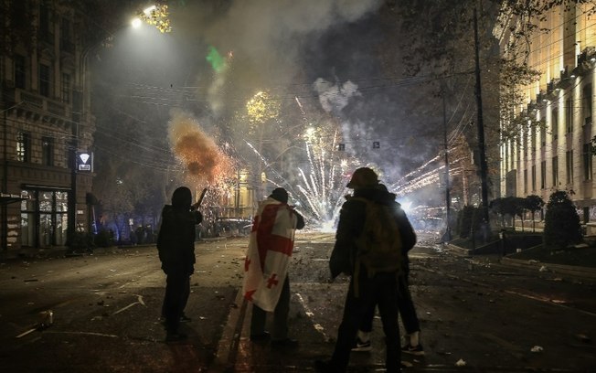 Manifestantes enfrentam a polícia na sexta noite de protestos pró-europeus na Geórgia, em 4 de dezembro de 2024