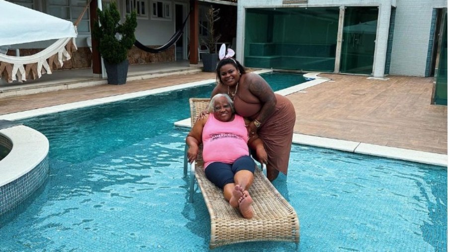Jojo Todynho curte domingo de Páscoa em piscina de mansão com a avó