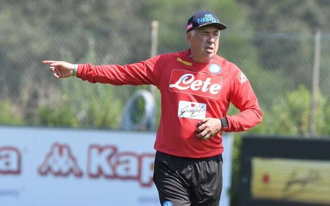 Carlo Ancelotti comanda treinamento no Napoli