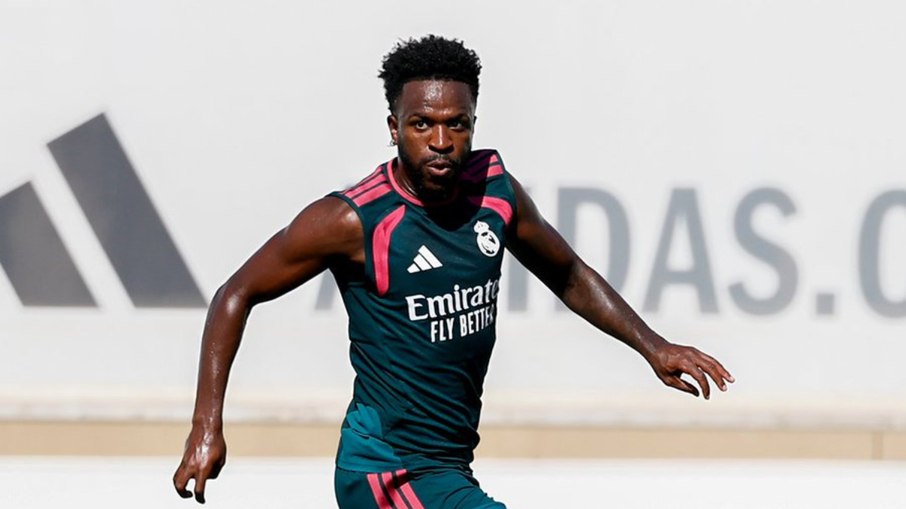 Vini Jr. mira Roberto Carlos e Marcelo com renovação no Real Vini Jr. mira Roberto Carlos e Marcelo com renovação no Real