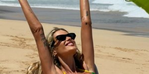Yasmin Brunet posa de biquíni e aproveita o sol no Carnaval