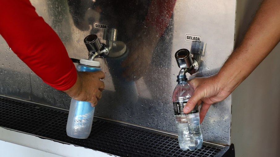 Se hidratar e beber muita água é essencial nesses dias de calor intenso
