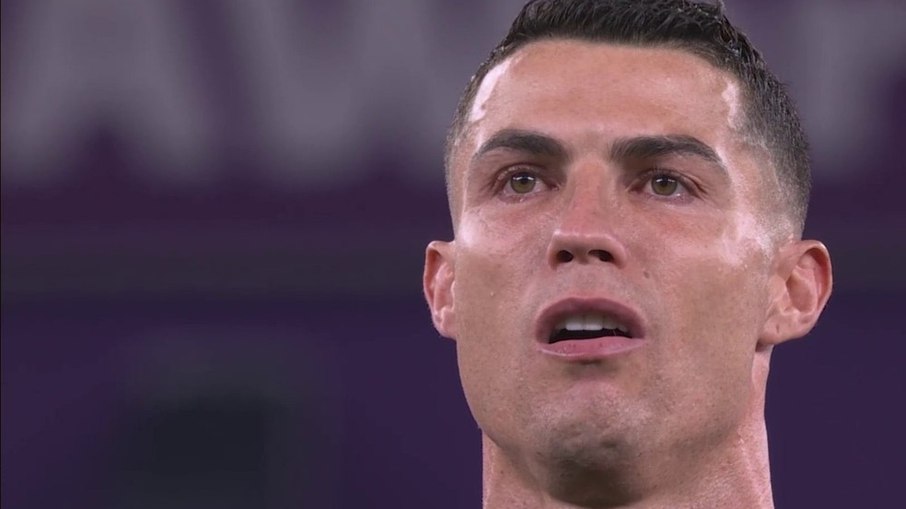 Cristiano Ronaldo se emocionou durante o hino nacional de Portugal