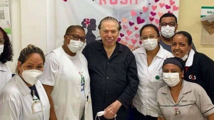 Silvio Santos recebe terceira dose de vacina