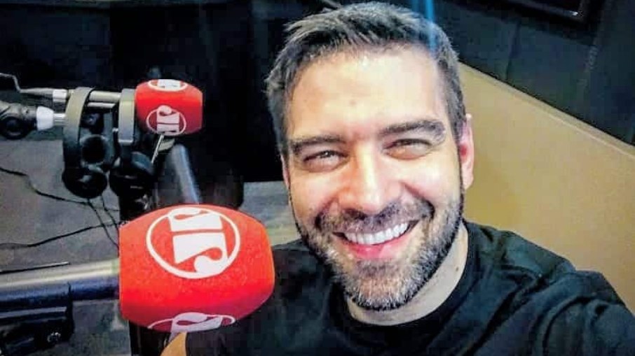 Denian Couto, ex-apresentador de afiliada da Jovem Pan, foi contratado pela Rede Massa no PR