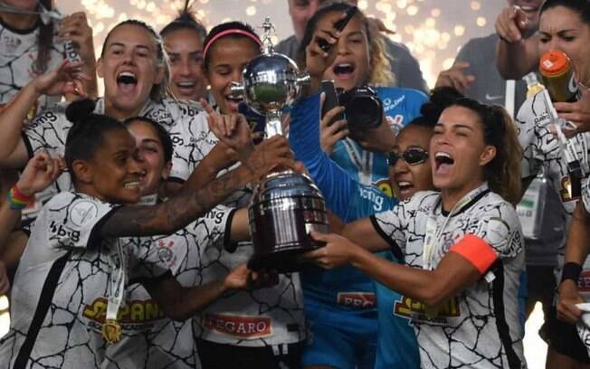 Premiação de título feminino do Corinthians na Libertadores é 177 vezes menor do campeão masculino
