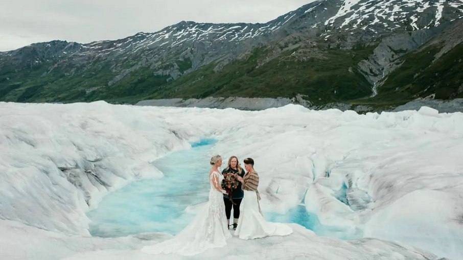 Brooke e Julia Westbrook se casaram no mês passado em uma geleira nos arredores de Palmer, no Alasca