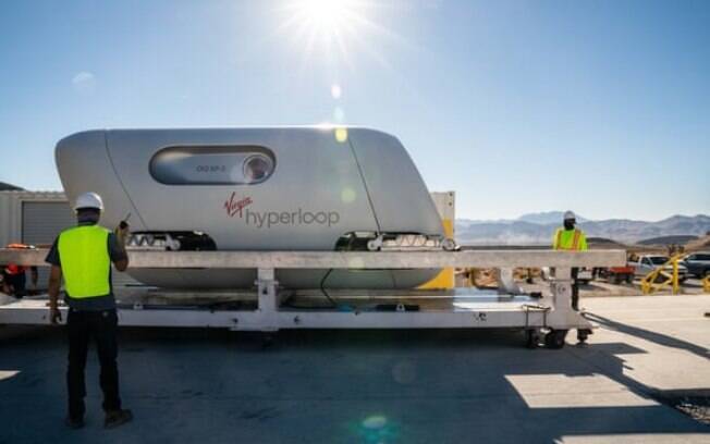 Virgin Hyperloop conclui o primeiro teste com passageiros em Nevada. O sistema usa propulsão elétrica e levitação eletromagnética sob condições de quase vácuo