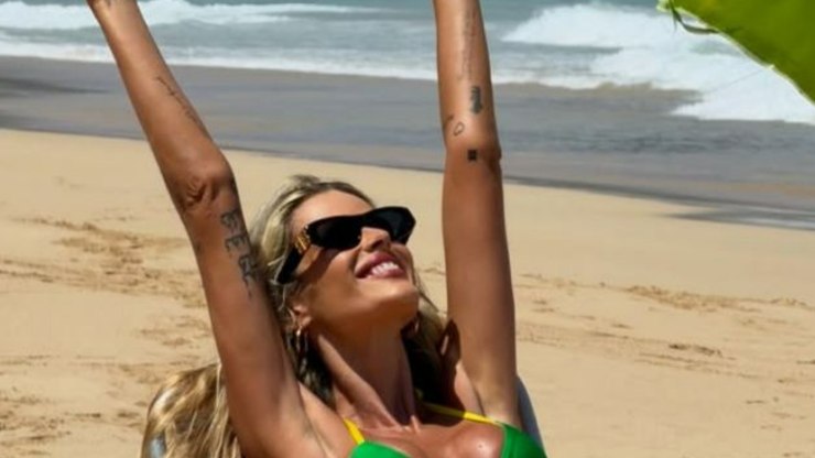 Yasmin Brunet posa de biquíni e aproveita o sol no Carnaval