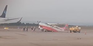 Avião da Azul "empina" em aeroporto de SP durante embarque
