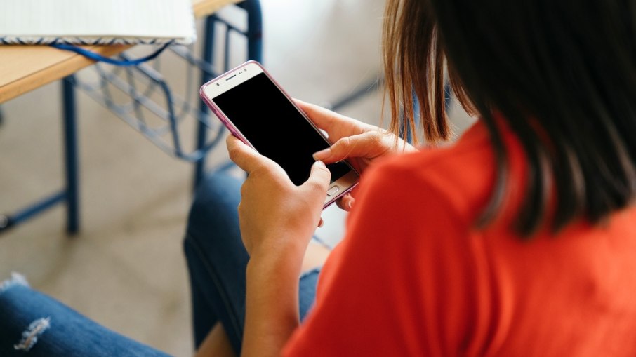 O celular é responsável pela “intensa distração” nas salas de aula