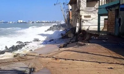Ressaca causa desmoronamento de casas em Macaé, no Rio de Janeiro