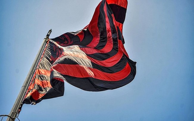 Bandeira rubro-negra tremula na data do aniversário do clube