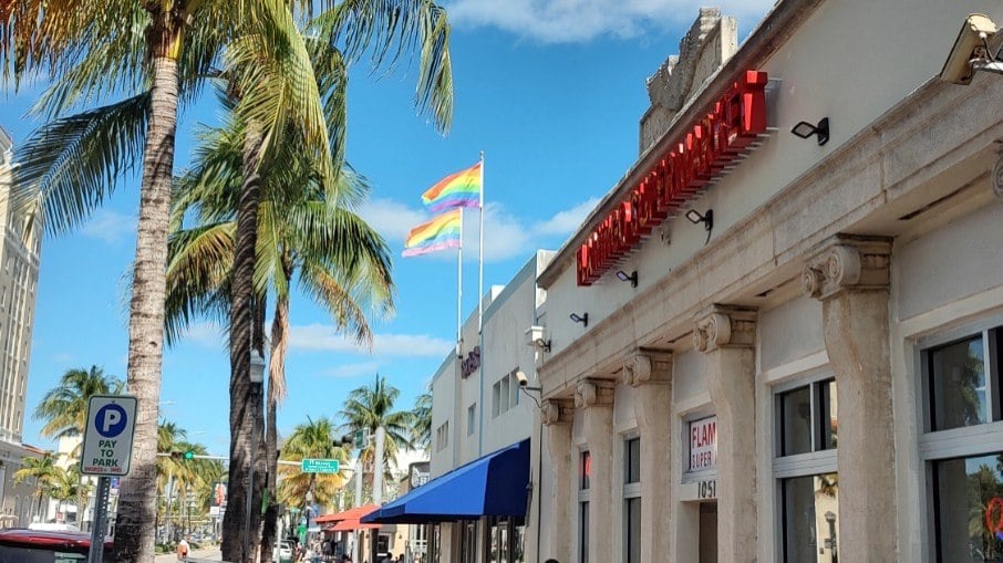 Bandeiras da comunidade LGBTQIA+ estão instaladas nas portas de diversos estabelecimentos comerciais