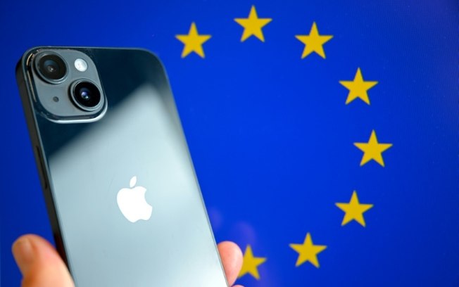A Apple recebeu uma multa de 500 milhões de euros (3,2 bilhões de reais) e a Meta uma punição de 200 milhões de euros (1,3 bilhão de reais) por violação das normas vigentes sobre a concorrência A Apple recebeu uma multa de 500 milhões de euros (3,2 bilhões de reais) e a Meta uma punição de 200 milhões de euros (1,3 bilhão de reais) por violação das normas vigentes sobre a concorrência