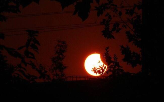 No Brasil, o eclipse solar de ontem passou despercebido porque pôde ser visto apenas no hemisfério norte do planeta