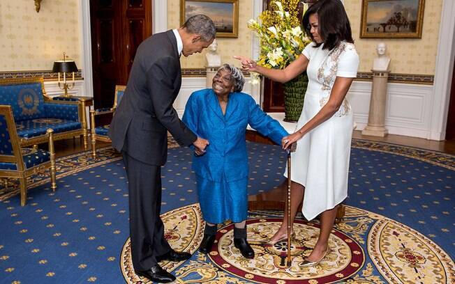 A fofura invadiu a Casa Branca quando Michelle e Barack Obama receberam a senhora de 106 anos