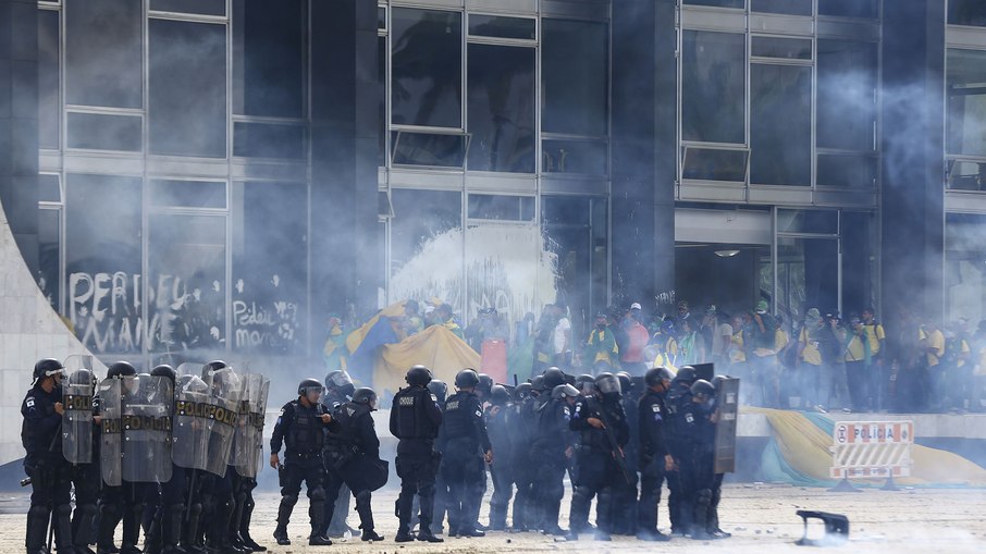 Bolsonaristas golpistas invadindo o Congresso, STF e Palácio do Planalto