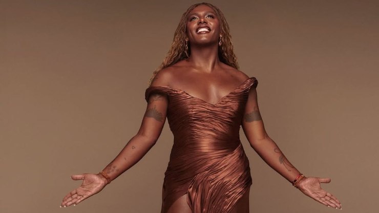 Liniker inicia turnê com show lotado em São Paulo