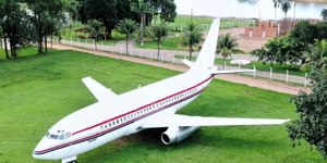 Avião estacionado em fazenda foi comprado pela internet