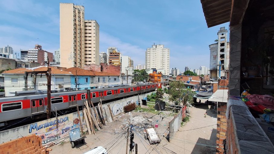 Construções improvisadas próximas dos trilhos e rede elétrica Construções improvisadas próximas dos trilhos e rede elétrica