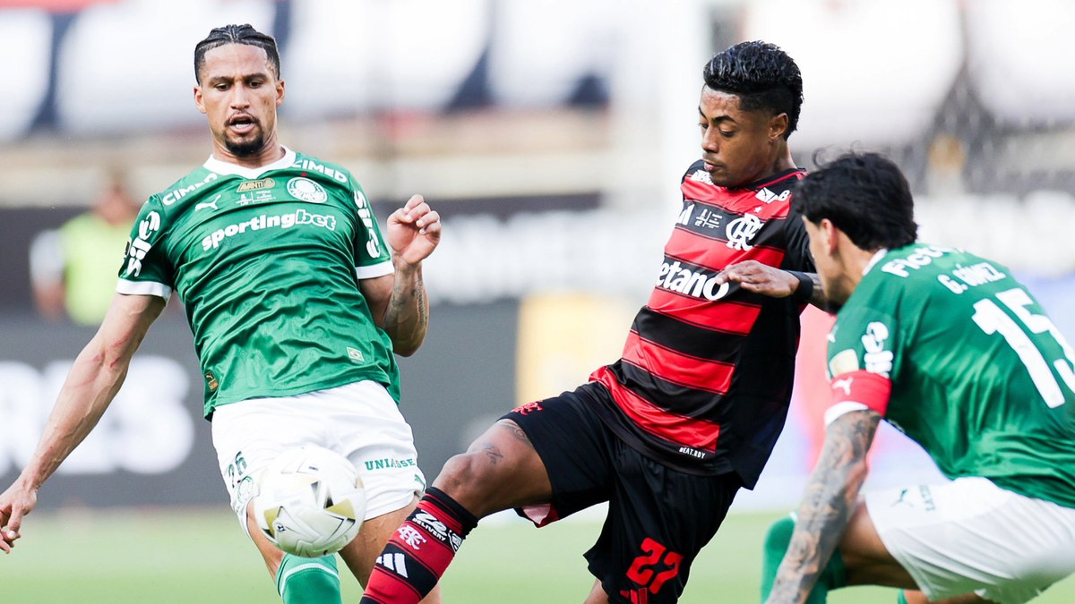 Bruno Henrique e Gustavo Gomez disputam a bola pela final da Libertadores Bruno Henrique e Gustavo Gomez disputam a bola pela final da Libertadores