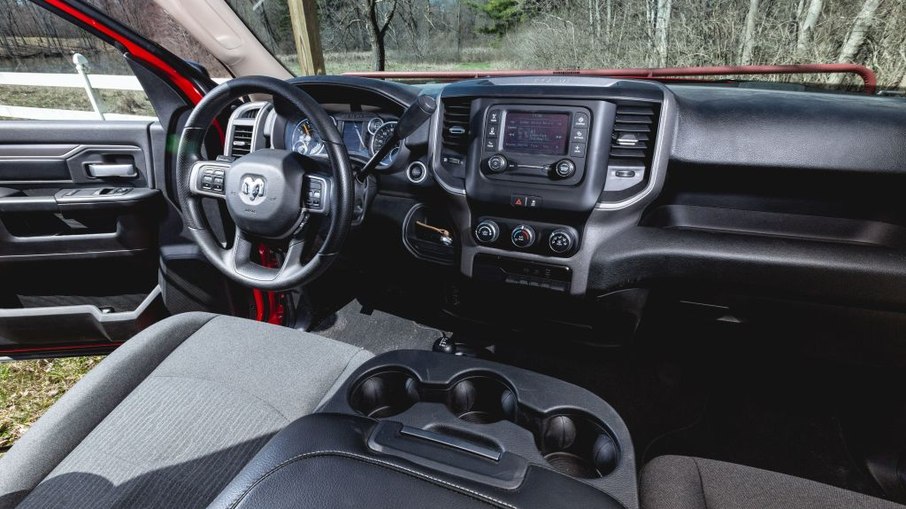 Interior é bem simples, ao contrário da 2500 Laramie