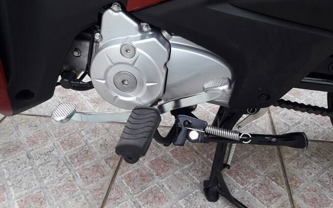 O pedal do câmbio da Honda Biz 110i faz as reduzidas acionado pelo calcanhar
